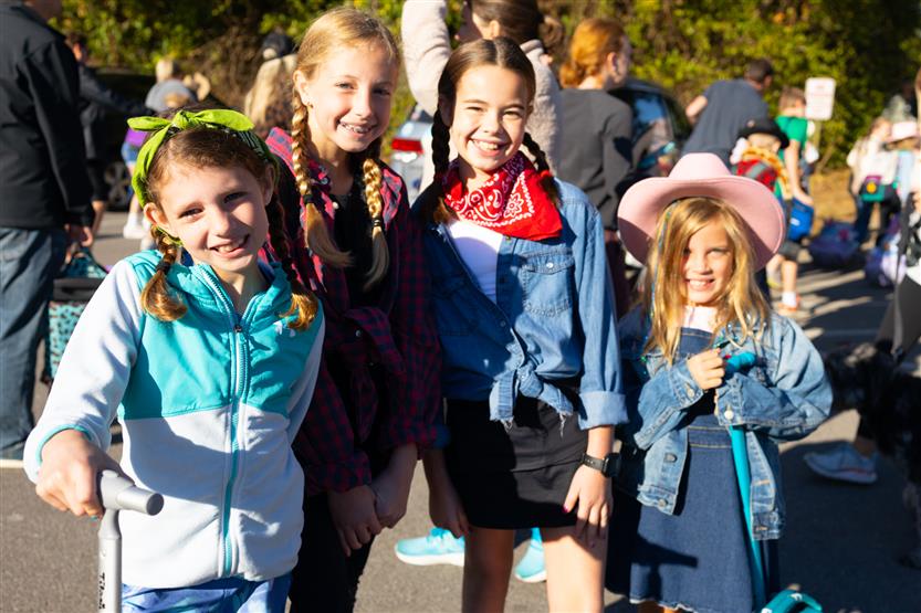 Lipscomb Elementary students walk to school